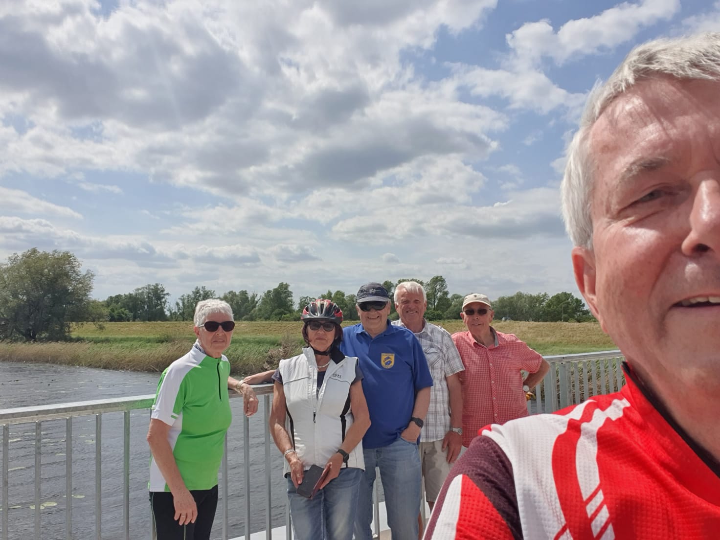 4 auf der Brücke